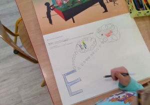 Dziewczynka rysuje swoją wizualizację wokół głoski e